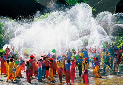 タイ族水かけ祭り