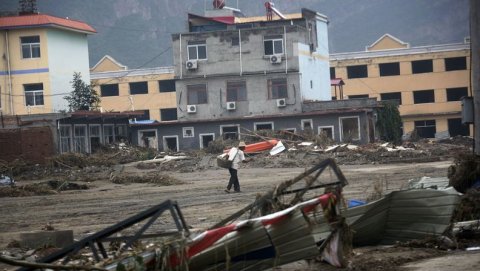 2012年7月25日、河北涞水県野三坡百里峡の豪雨の以後の状況、村では洪水に押し潰された部屋はどこにも見られます。